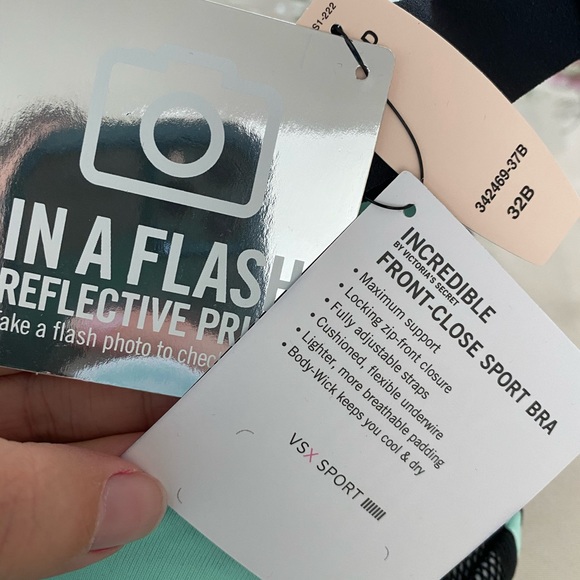 SALE‼️ 32B VS Front close sports bra - Picture 5 of 8